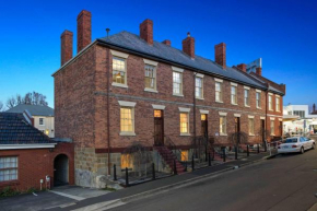 Portsea Place - Chic queen studio and parking, Hobart